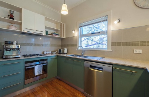 Devonport Casa | Charming Fig Tree Cottage with WiFi & Parking