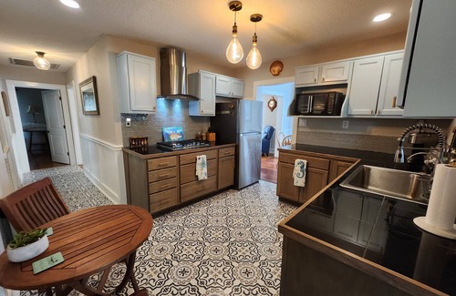 Port St. Joe Casa | Charming Florida Cottage – Steps from St. Joe Bay with Top-Notch Amenities!