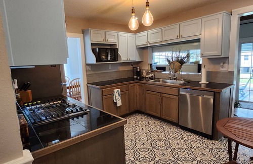Port St. Joe Casa | Charming Florida Cottage – Steps from St. Joe Bay with Top-Notch Amenities!