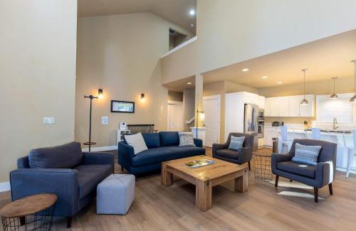 RiverWild Casa | Charming Forest Retreat - Steps from the Deschutes River Trail