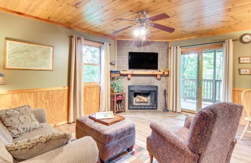 Whittier Casa | Charming Fox Den Cabin in Whittier with Hot Tub!