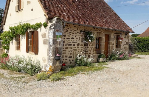 Bourbon-l'Archambault Cabaña | **Casa rústica restaurada con pesca, piscina y actividades en plena naturaleza**