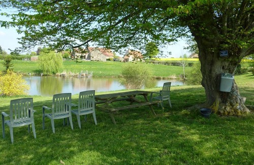 Bourbon-l'Archambault Cabaña | **Casa rústica restaurada con pesca, piscina y actividades en plena naturaleza**
