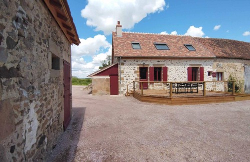 Bourbon-l'Archambault Cabaña | Gîte rural rénové en Bourbonnais avec terrasse, jardin, cheminée et accès PMR