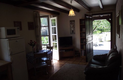 Entraygues-sur-Truyere Apartamento | Encantadora casa rural con vistas al río Truyere y al puente del siglo XIV.