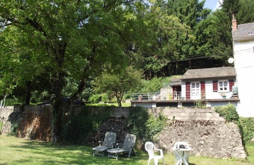 Entraygues-sur-Truyere Apartamento | Encantadora casa rural con vistas al río Truyere y al puente del siglo XIV.