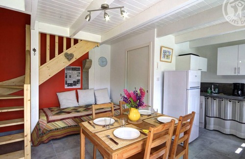 La Chapelle-en-Lafaye Apartamento | Acogedor gîte reformado con vistas, terraza y mascotas bienvenidas en La Chapelle-en-Lafaye