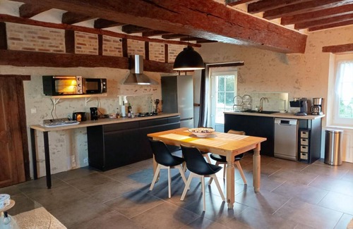 Feings Cabaña | Relájate en Feings: Gîte Moderno con Jardín, Chimenea, AC y Comodidades para Familias