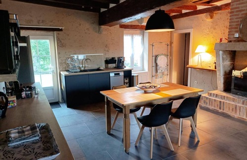 Feings Cabaña | Relájate en Feings: Gîte Moderno con Jardín, Chimenea, AC y Comodidades para Familias