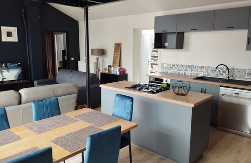 Les Garennes-sur-Loire Casa | Charming 19th-century Angevine farmhouse in the heart of the vineyards.