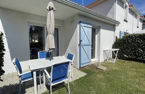 Saint-Brevin-l'Ocean Casa | Acogedora casita con terraza, 2-4 plazas, piscina y actividades, cerca de la playa