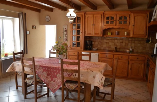 Saint-Genis-d'Hiersac Cabaña | Casa rural con terraza, jardín privado y acceso al río, ideal para familias.