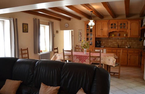 Saint-Genis-d'Hiersac Cabaña | Casa rural con terraza, jardín privado y acceso al río, ideal para familias.