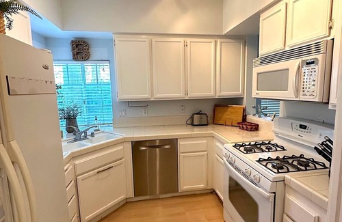 Carmel Valley Condominio | Encanto 2BD / 2BA con piscina y spa * disponible * 8 de octubre de 2019 $ 3,295 / m (1 mes mínimo)