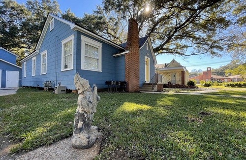 Broadmoor Apartamento | Charming furnished STR 1-bedroom in Beautiful Broadmoor with Wi-Fi and big yard