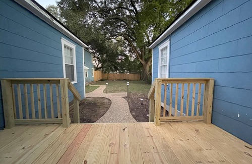 Broadmoor Apartamento | Charming furnished STR 1-bedroom in Beautiful Broadmoor with Wi-Fi and big yard
