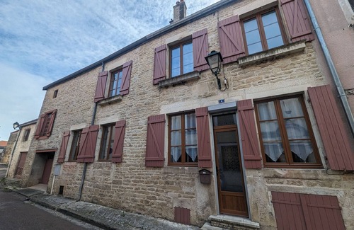 Chateauvillain Cabaña | Gîte familial au cœur de Châteauvillain avec 2 chambres, espace détente et équipements inclus