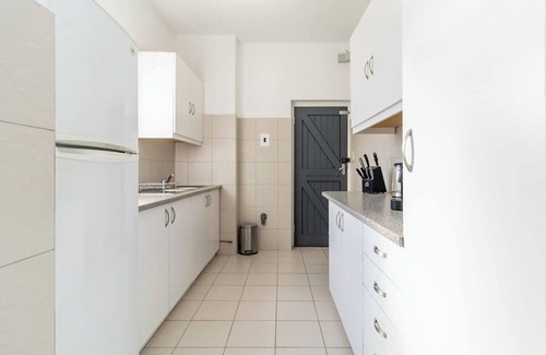 Camps Bay Cabina | Charming Garden Cottage, Campsbay, Cape Town