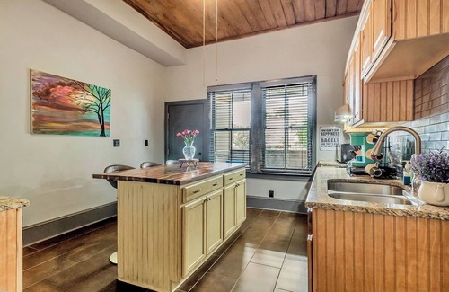 Savannah Victorian District Apartamento | Charming Garden Flat , Porch, Herbs & History, Walk to historic Forsyth Park