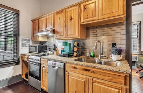 Savannah Victorian District Apartamento | Charming Garden Flat , Porch, Herbs & History, Walk to historic Forsyth Park