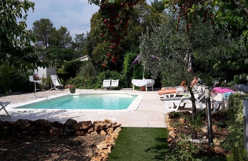 Tourrettes Villa | Planta 2 dormitorios con piscina privada en un jardín arbolado