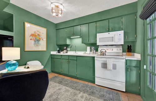 Historic Downtown Savannah Apartamento | “Charming Garden Retreat – Where Comfort Meets Character”