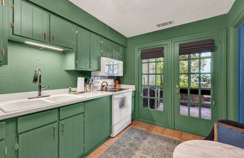 Historic Downtown Savannah Apartamento | “Charming Garden Retreat – Where Comfort Meets Character”