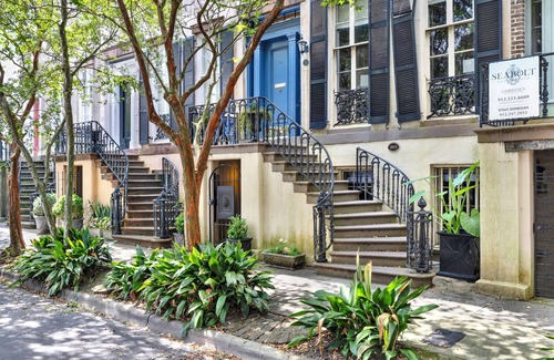 Historic Downtown Savannah Apartamento | “Charming Garden Retreat – Where Comfort Meets Character”