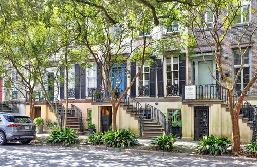 Historic Downtown Savannah Apartamento | “Charming Garden Retreat – Where Comfort Meets Character”
