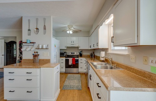 Ashland City Casa | Charming Getaway - Ping Pong - Pool - Hot Tub
