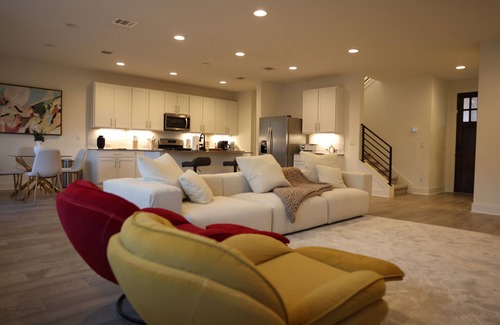 McNeil Apartamento | Charming Getaway: Stylish Room in Prime Location with Great Amenities!