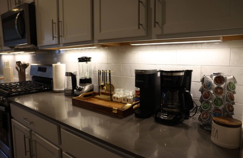McNeil Apartamento | Charming Getaway: Stylish Room in Prime Location with Great Amenities!