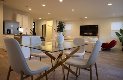McNeil Apartamento | Charming Getaway: Stylish Room in Prime Location with Great Amenities!