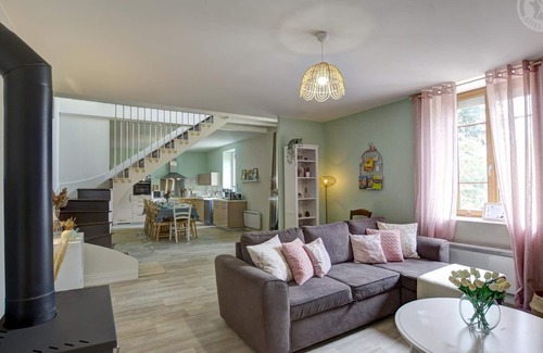 Neulise Cabaña | Gîte familial avec sauna, jacuzzi et grand jardin sécurisé à Neulise