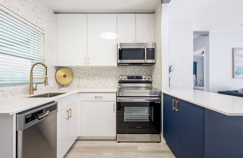 Lake Ridge Casa | Charming & Glamorous 2BR Retreat in Ft Lauderdale: Pool, Yard & Prime Location!