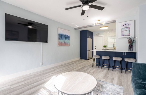 Lake Ridge Casa | Charming & Glamorous 2BR Retreat in Ft Lauderdale: Pool, Yard & Prime Location!