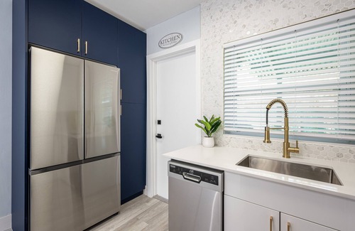 Lake Ridge Casa | Charming & Glamorous 2BR Retreat in Ft Lauderdale: Pool, Yard & Prime Location!
