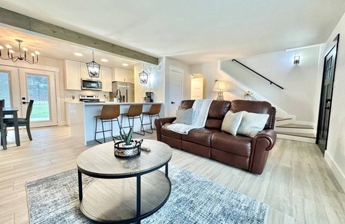 Wetmore Casa | Charming Glass Balcony Townhome near Six Flags and City of Boerne