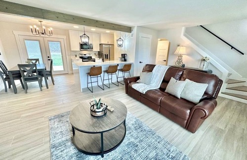 Wetmore Casa | Charming Glass Balcony Townhome near Six Flags and City of Boerne