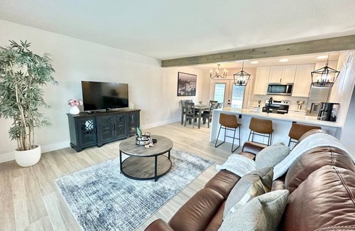 Wetmore Casa | Charming Glass Balcony Townhome near Six Flags and City of Boerne