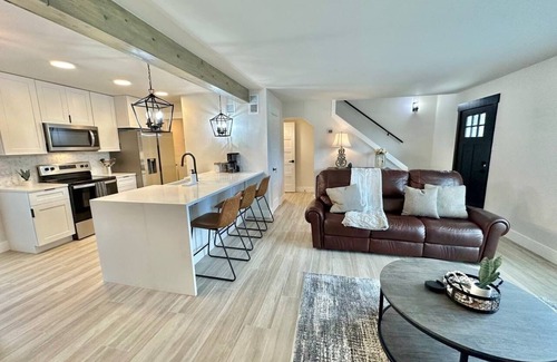Wetmore Casa | Charming Glass Balcony Townhome near Six Flags and City of Boerne