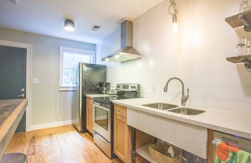 Beach Institute Casa | Quédate con Lucky Savannah: ¡Un encantador refugio en Gordon Street con patio!