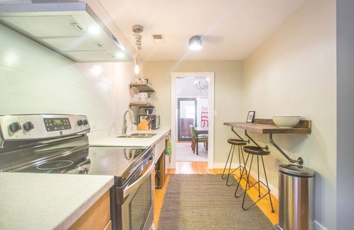 Beach Institute Casa | Quédate con Lucky Savannah: ¡Un encantador refugio en Gordon Street con patio!