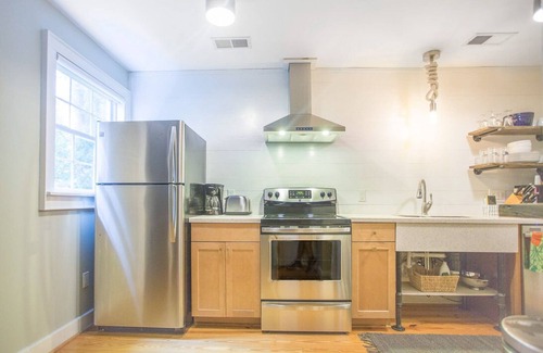 Beach Institute Casa | Quédate con Lucky Savannah: ¡Un encantador refugio en Gordon Street con patio!