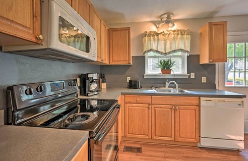 Greensboro Casa | Charming Greensboro Getaway w/ Large Backyard
