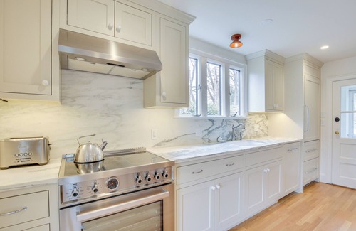 Cos Cob Casa | Charming Greenwich Escape Near Wooded Trails!