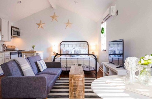 Hancock Casa | Charming guesthouse with full kitchen, private entrance & fenced patio
