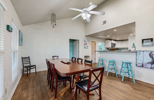Port Bolivar Casa | Charming | Gulf Views | Large Deck | Dog Friendly