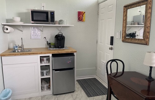 Gulfport Apartamento | Charming Gulfport Town Guest Cottage Studio -Walk To Beach -Shops -Restaurants