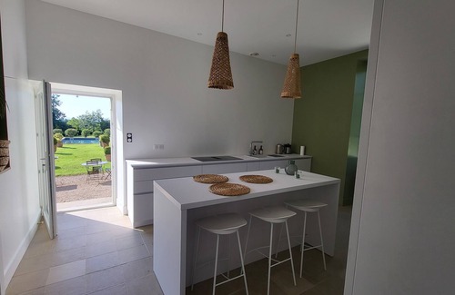 Auriac-sur-Vendinelle Casa | Encantadora casa / edificio anexo / piscina protegida